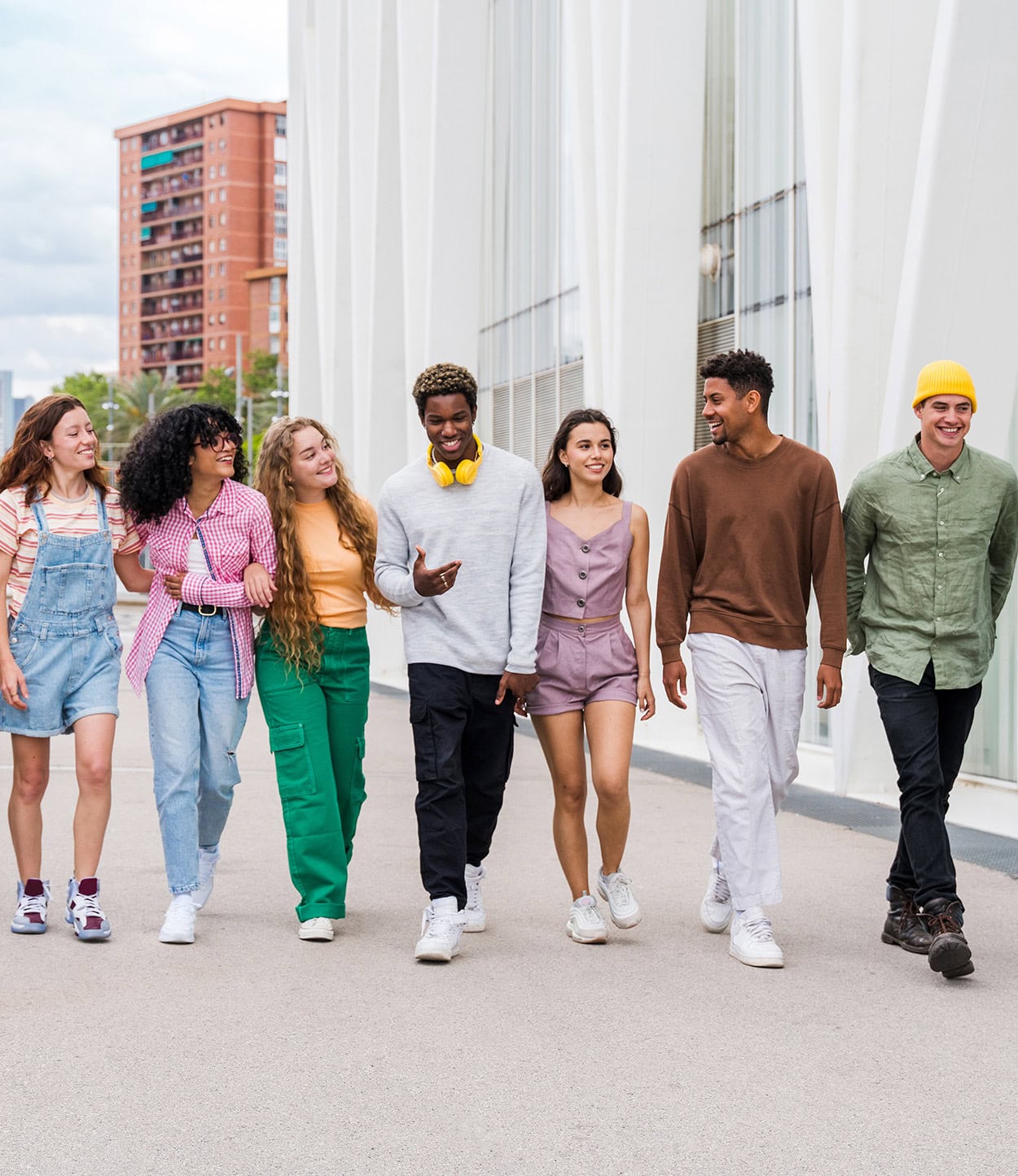 Fröhliche ausgelassene multikulturelle Gruppe junger Freunde