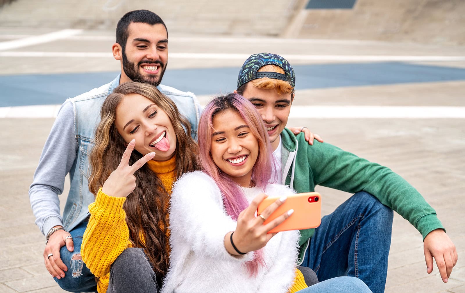 Fröhliche Teenager Freunde beim Selfie