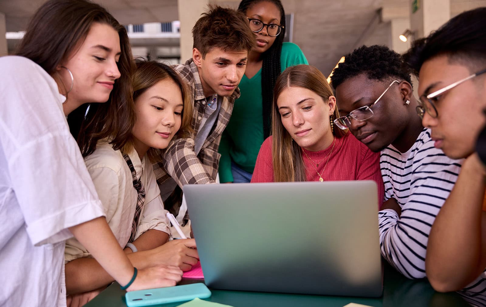 Gruppe von Jugendlichen lernt gemeinsam