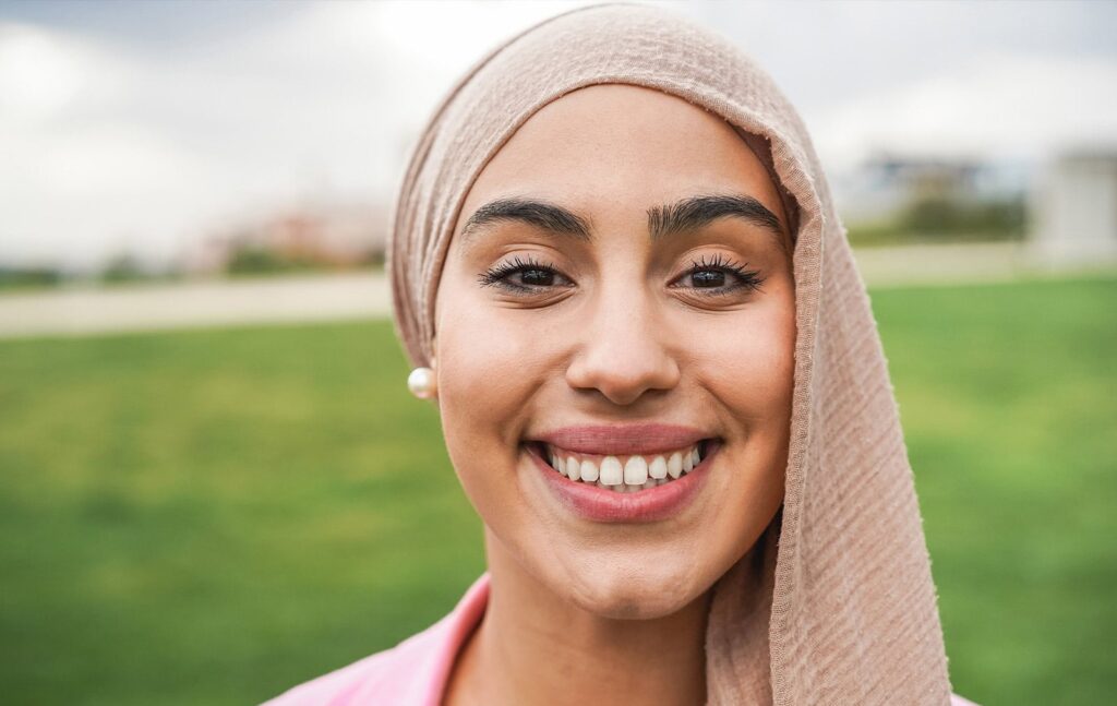 Junges arabisches Mädchen lächelt in die Kamera